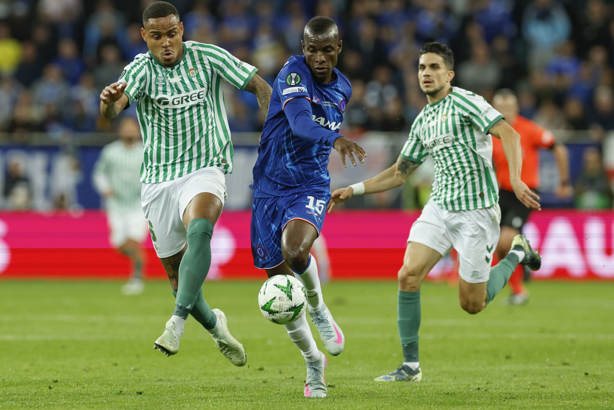 BRESLÁVIA, 28/05/2025.- El delantero senegalés del Chelsea, Nicolas Jackson (c), disputa el balón ante el defensa brasileño del Betis, Natan, durante el encuentro correspondiente a la final de la Liga de Conferencia que disputan hoy miércoles Chelsea y Betis en el Tarczynski Arena de Breslávia. EFE / Julio Muñoz.