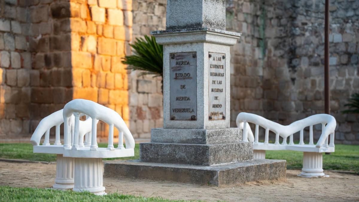 Las sillas "Tú y yo" y distintos momentos de su inauguración en el Parque de las Méridas del Mundo.