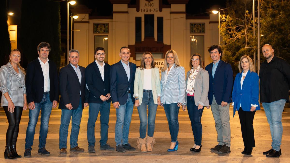 Foto de familia de algunos de los integrantes de la lista electoral del PP de Almassora.