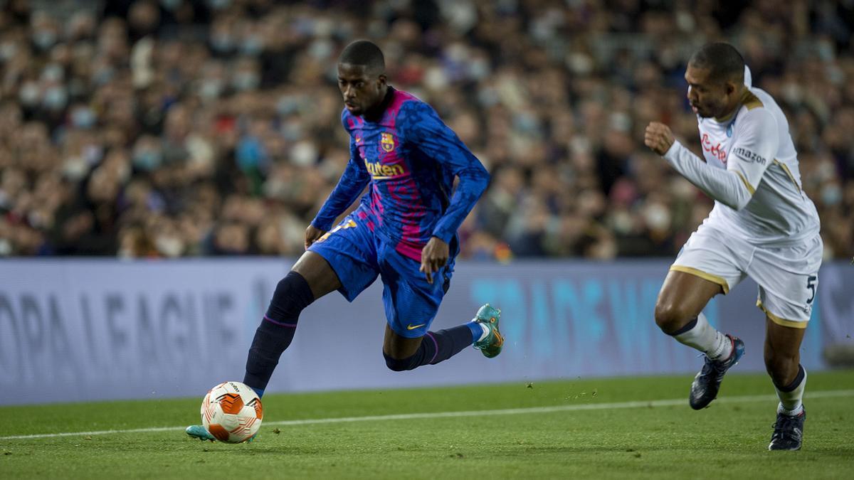 Dembelé desborda a Jesús durante el partido de ida de los 1/16 de final de Europa League entre el FC Barcelona y el SSC Napoli