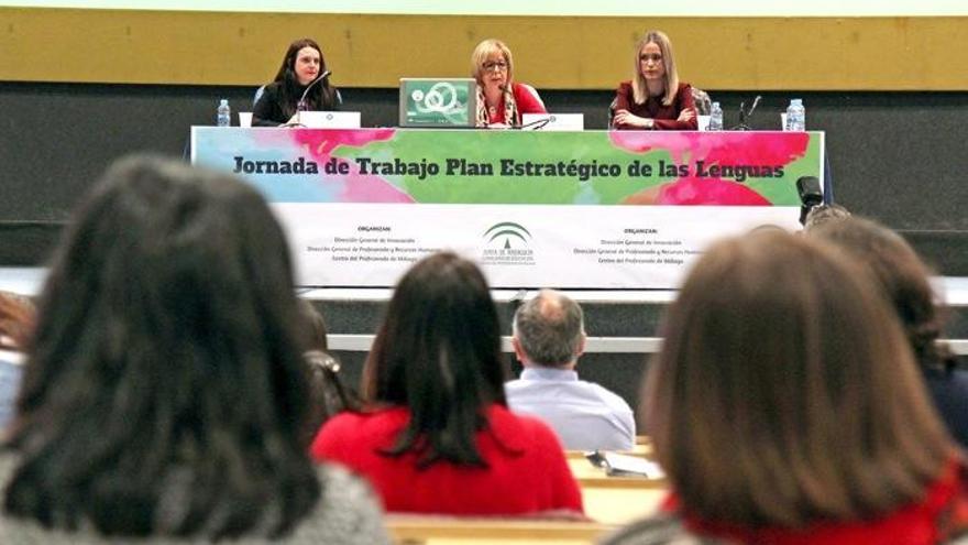 La consejera de Educación señala en la inauguración de la jornada que el objetivo es potenciar las destrezas comunicativas del alumnado.