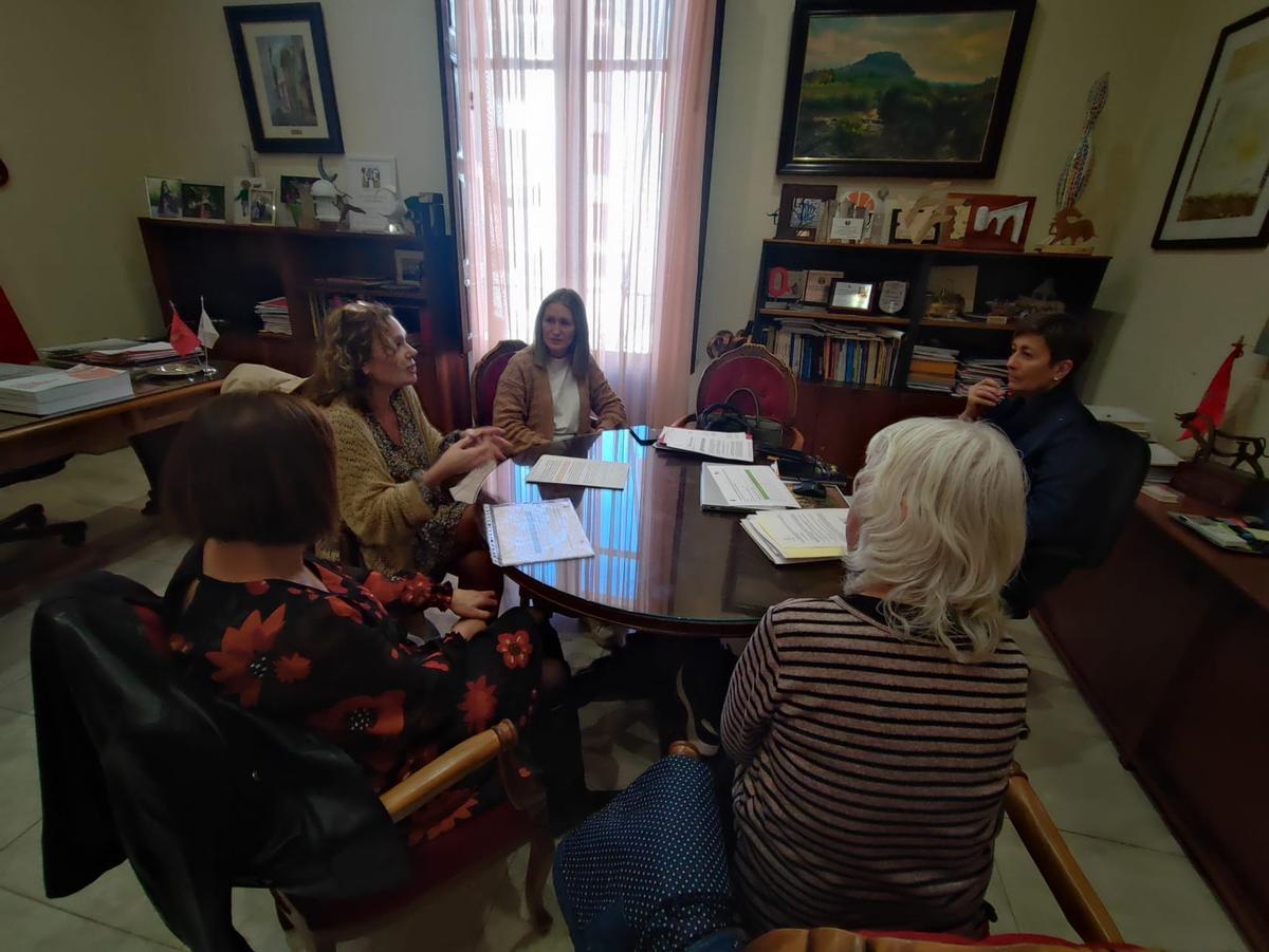 La alcaldesa, Mª Carmen Climent, y la edila Marisa López, durante una de las reuniones.