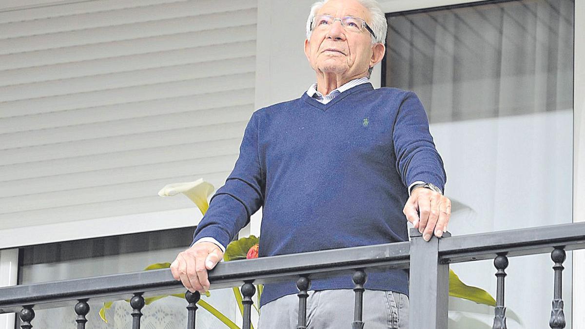Adolfo Campos, en el balcón de su casa de Lalín en abril de 2020 durante el confinamiento.