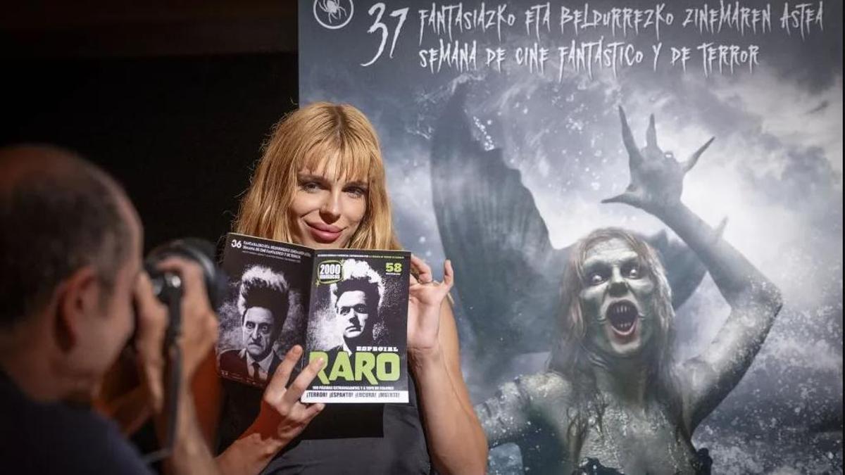 Samantha Hudson posa junto al cartel oficial de la Semana de Terror de San Sebastián