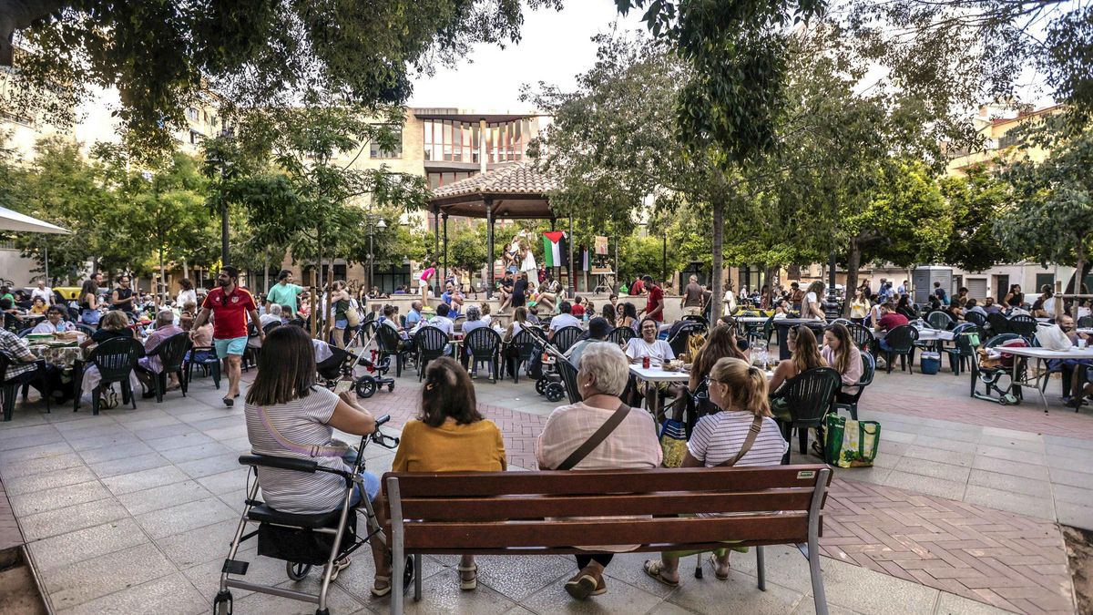 FOTOS | Un centenar de vecinos ‘sopen a la llesca’ en Palma