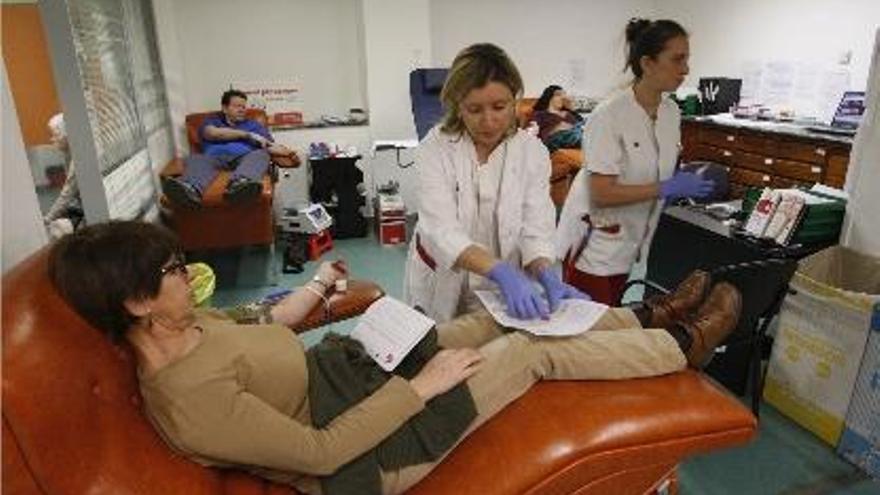 Diversos donants en el primer dia de la campanya a l&#039;hospital Josep Trueta de Girona.