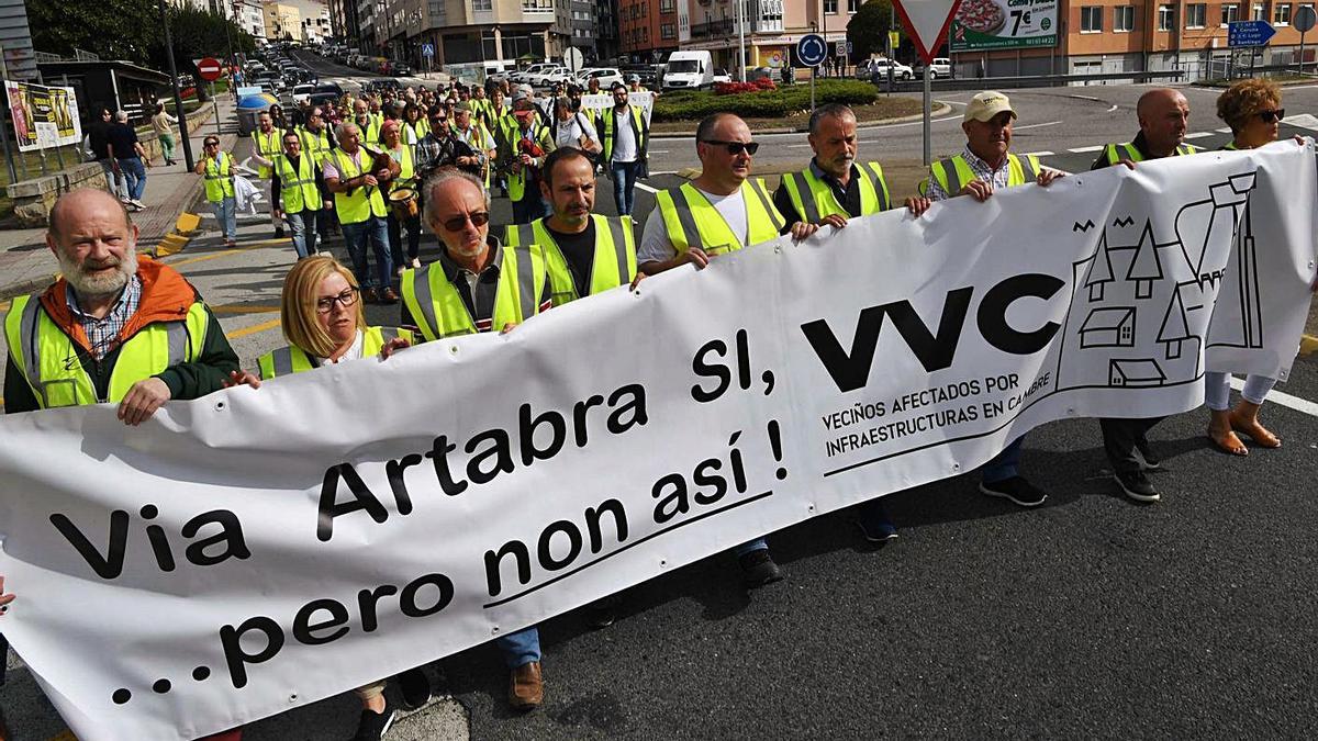 Protesta de vecinos y Concello, en 2019, contra el trazado de la Xunta para la ártabra. |   // VÍCTOR ECHAVE