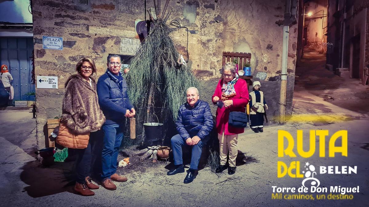 Varias personas, durante la ruta del belén, en Torre de Don Miguel.