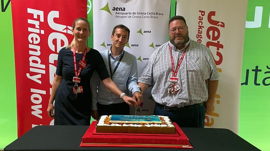 Acte d’estrena de la nova ruta Girona–Londres Luton, amb el pastís commemoratiu.