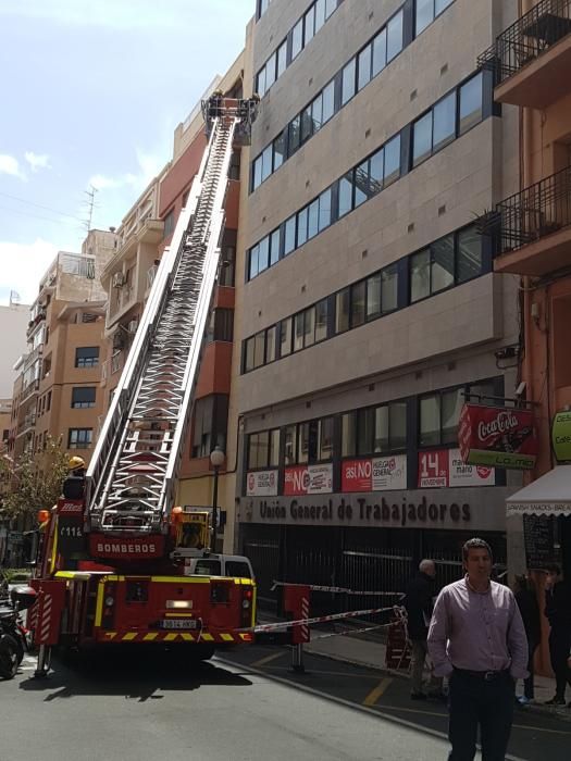 Cae parte de la fachada de UGT de Alicante