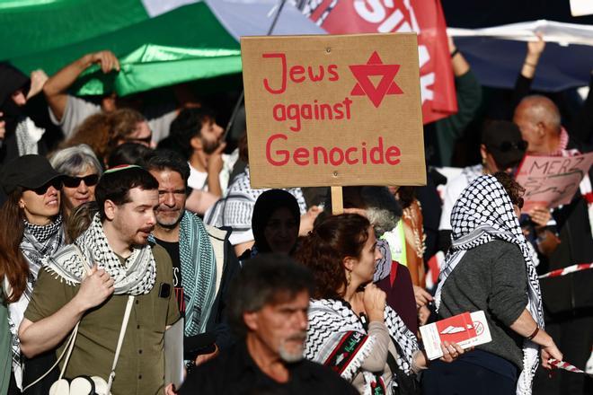 People hold a sign reading Jews against genocide during a mass demonstration called All Eyes on Gaza in support of Palestinians in Berlin, Germany, Saturday, Sept. 27, 2025. (AP Photo/Christoph Soeder)