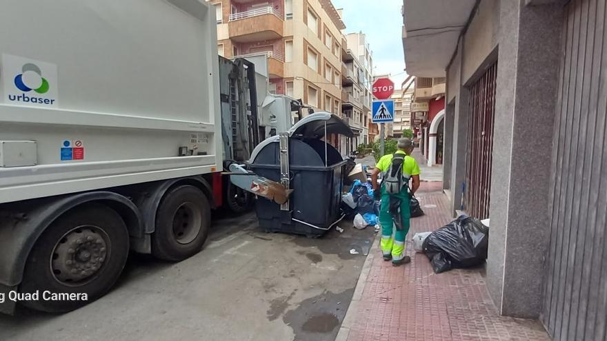 Recogida diurna de basura en Santa Pola, en una imagen ofrecida por el Ayuntamiento