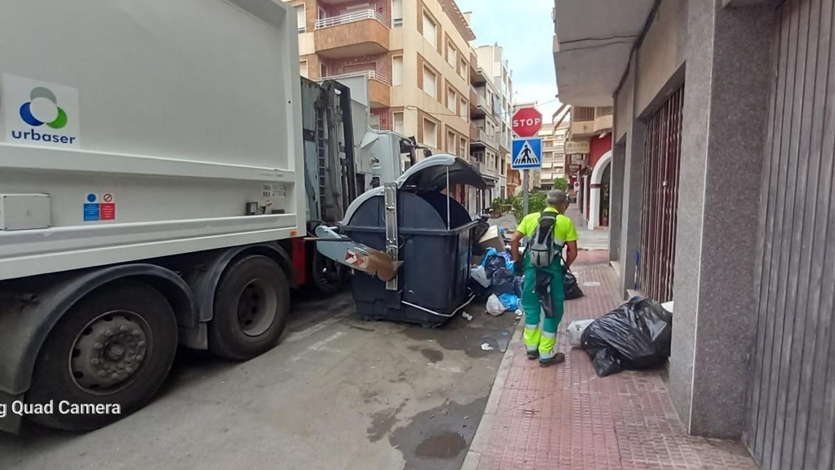 Recogida diurna de basura en Santa Pola, en una imagen de archivo