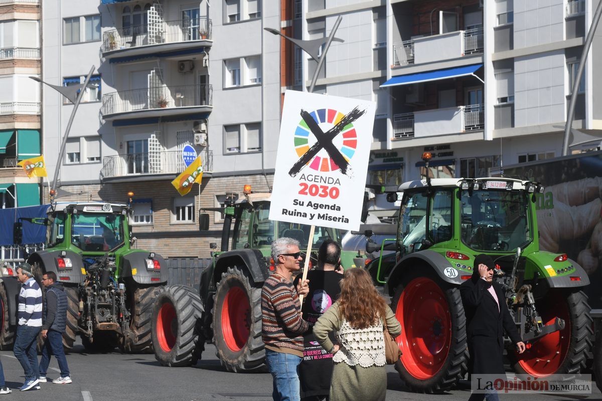 Miles de agricultores y ganaderos toman las calles de Murcia