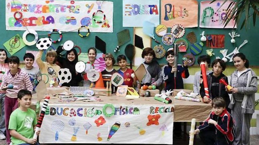 Los alumnos de 5.º de Primaria exhiben sus creaciones en el lugar de la exposición.