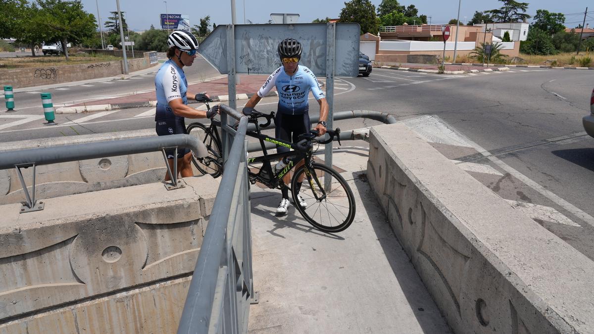 Rubén Capdevila, campeón de ciclismo adaptado, no cabe con el tándem en varios puntos de un carril bici que está cargado de obstáculos y personas.