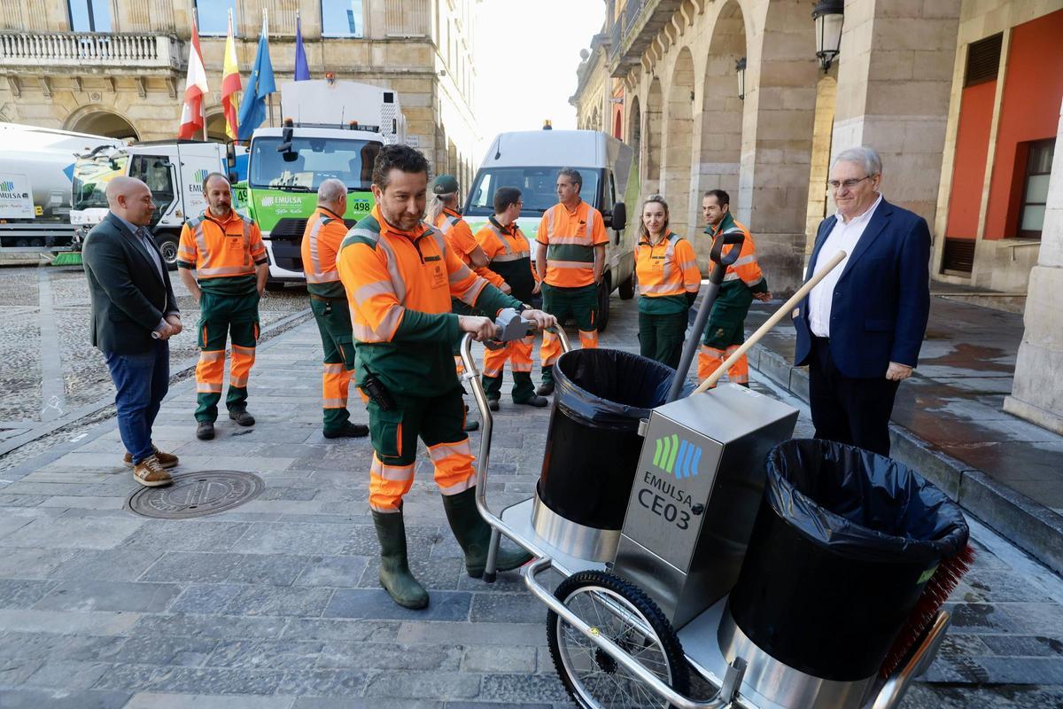 Rodrigo Pintueles, a la izquierda, y Ramón García Cañal, a la derecha, junto a varios operarios de Emulsa en la plaza Mayor,