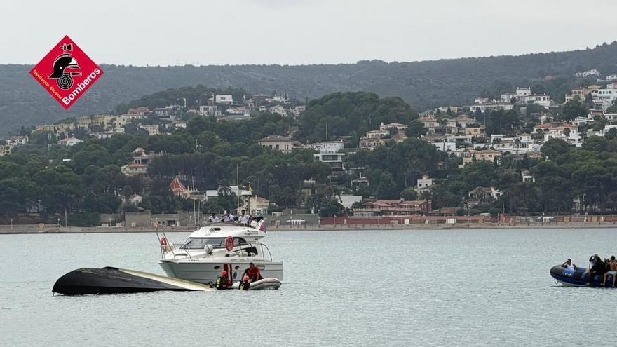 Una gran ola de un barco provoca el vuelco de un velero en el puerto de Dénia sin que hubiera tripulantes dentro