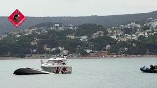 Una gran ola de un barco provoca el vuelco de un velero en el puerto de Dénia