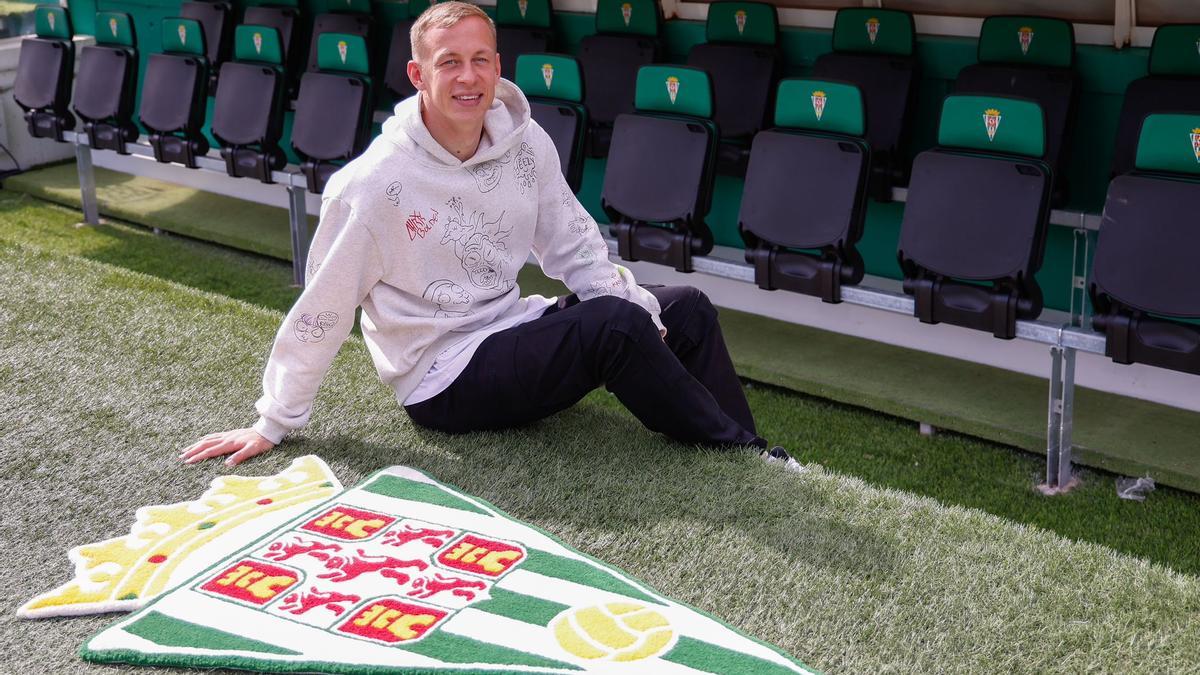 Niko Obolskii posa en El Arcángel con una de las alfombras -con el escudo del Córdoba CF- realizadas por su hermano, Maksim.