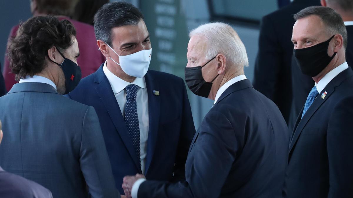 Biden y Sánchez conversan menos de un minuto en un pasillo en la cumbre de la OTAN, en Bruselas.