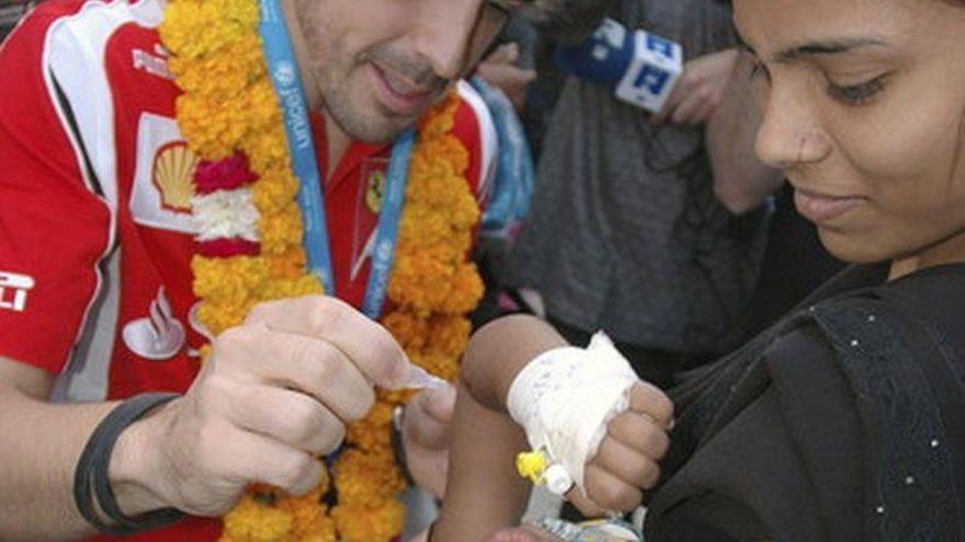 Fernando Alonso vacuna a niños contra la polio en la India