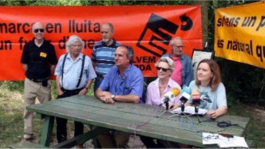 Membres d&#039;entitats ecologistes durant la presentació de la jornada reivindicativa de diumenge.