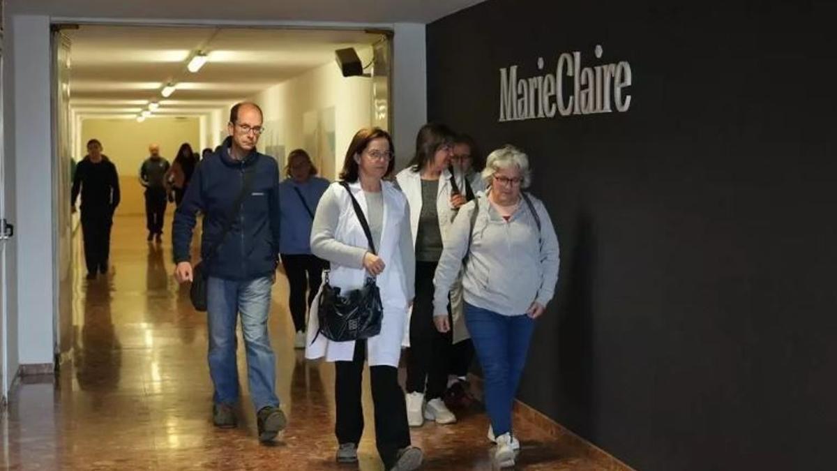 Trabajadores de Marie Claire abandonan la fábrica de Vilafranca, en una imagen de mayo del 2023. /