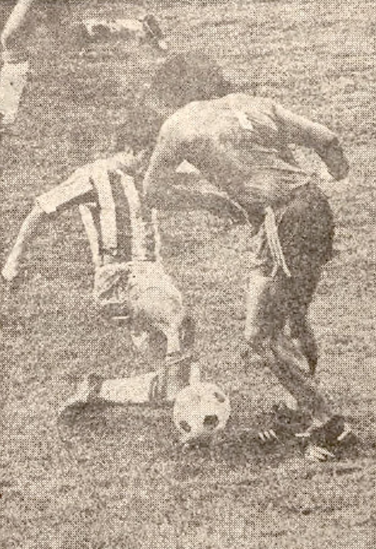 Valdano, en El Arcángel en 1977, regatea al jugador del Córdoba CF Cobo.