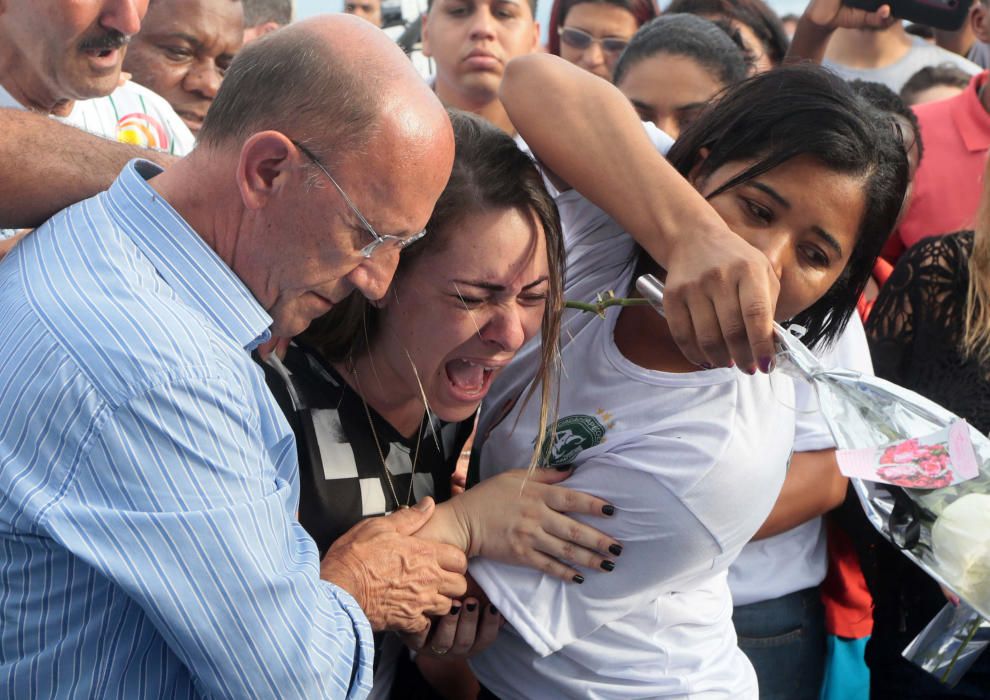 Dolor y emoción en el entierro de los jugadores del Chapecoense