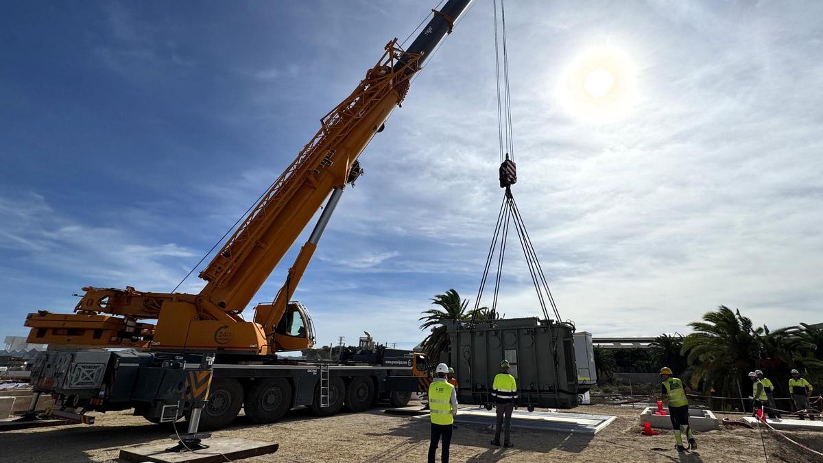 Trabajos de instalación de nuevo transformador en la subestación de Llanos de Quart dentro del plan Il·lumina.