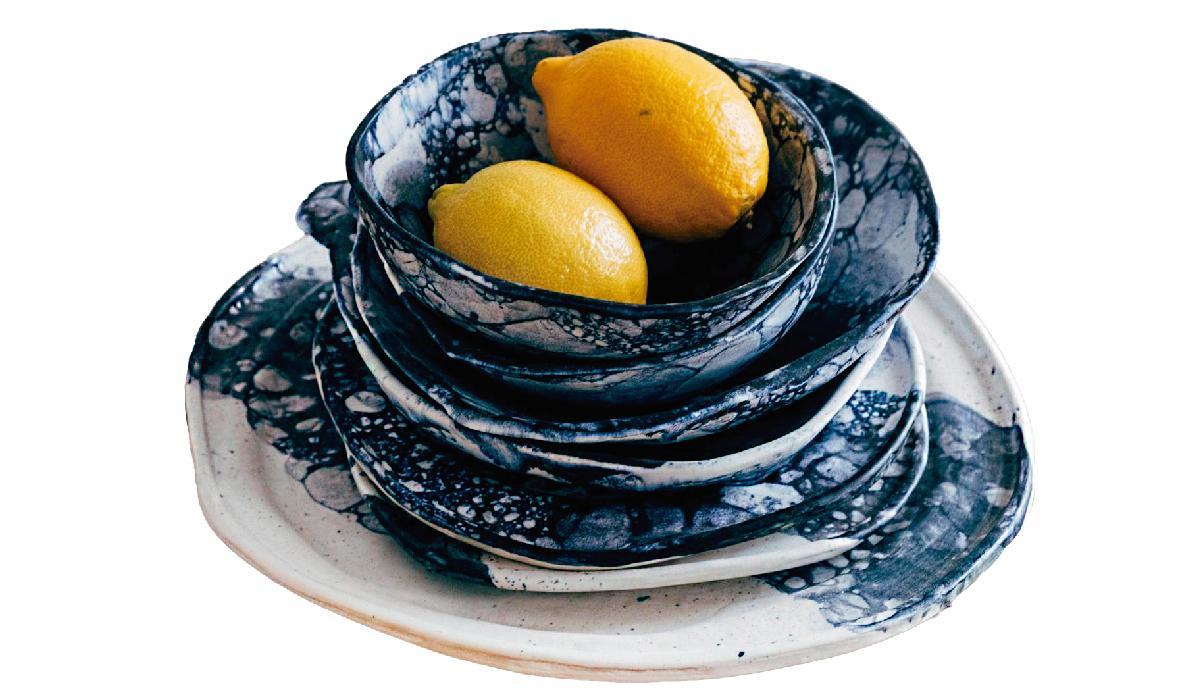 Bodegón de vajilla de Eguzkine con limones.