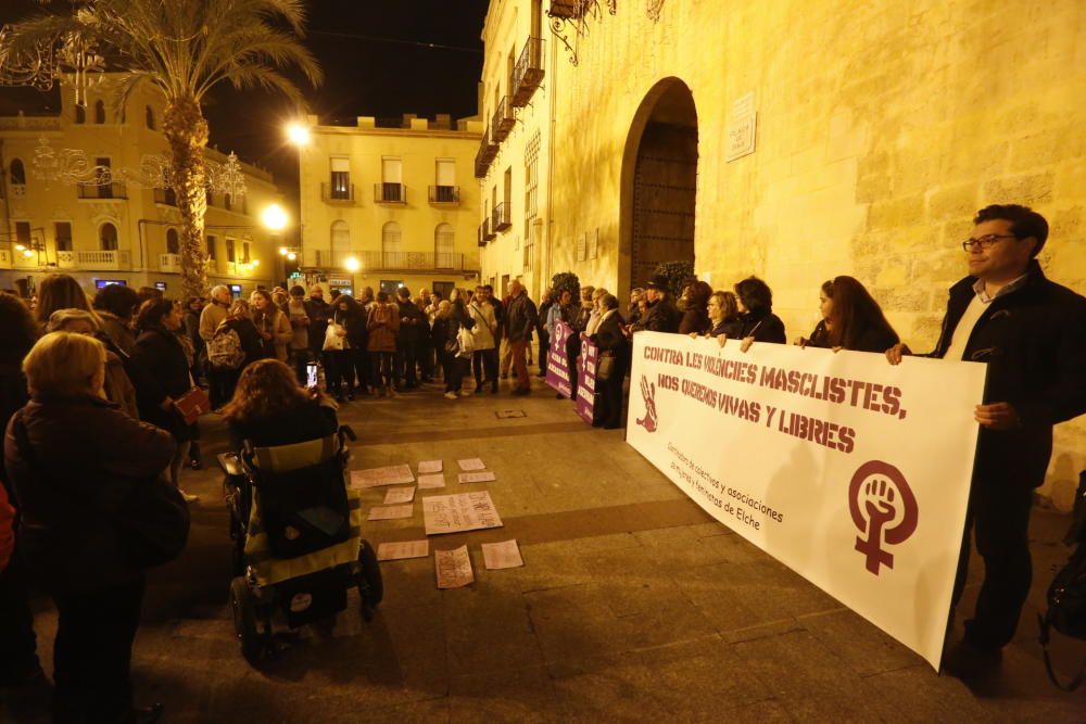 Más de 200 personas en la Plaça de Baix de Elche