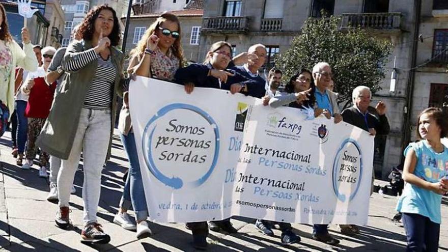 Participantes, ayer, en la celebración del Día Internacional de las Personas Sordas. // Gustavo Santos