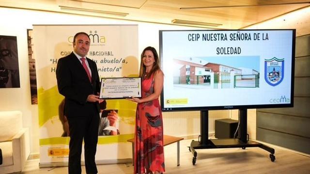 Mercedes Rodríguez, responsable del programa, recogiendo el premio de la CEOMA.