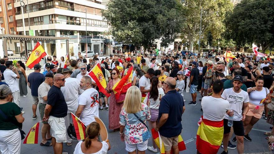 La protesta por Ceuta convocada en Alicante por una asociación vinculada a Vox deriva en insultos a Sánchez y consignas contra la inmigración