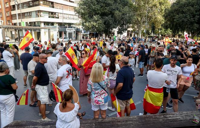 La protesta por Ceuta convocada en Alicante por una asociación vinculada a Vox deriva en insultos a Sánchez y consignas contra la inmigración