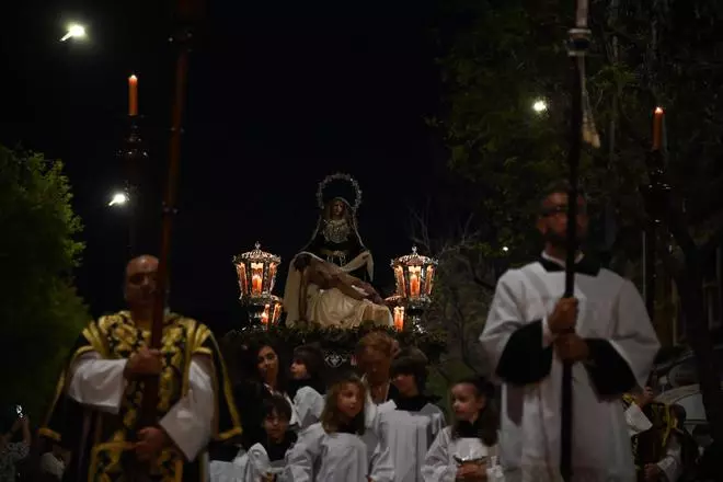 Los barrios arropan con expectación a las hermandades de vísperas en el Sábado de Pasión
