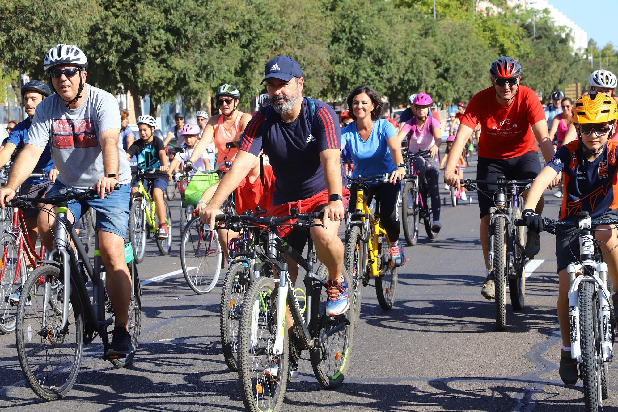 Familias enteras se suman a la Fiesta de la Bicicleta en Córdoba