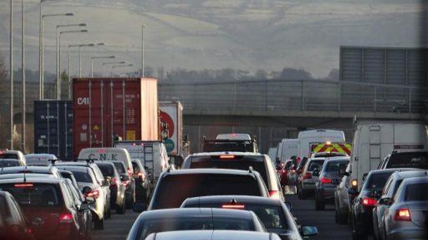 Atasco de vehículos en una carretera.