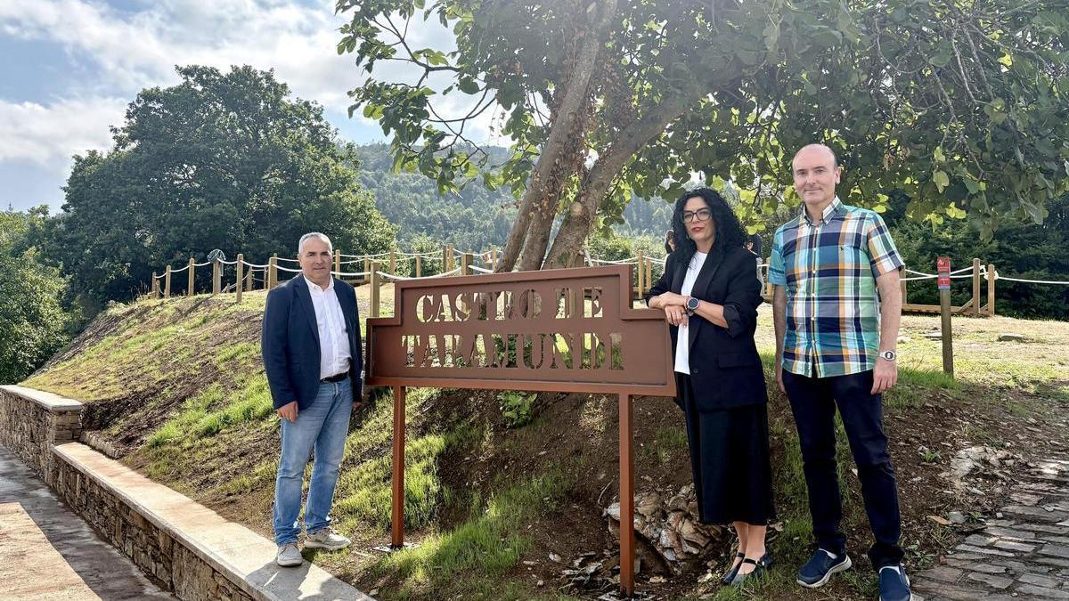 Por la izquierda, el alcalde de Taramundi, César Villabrille; la consejera de Cultura, Política Llingüística y Deporte, Vanessa Gutiérrez y el director general de Patrimonio Cultural, Pablo León, a la entrada de Os Castros.