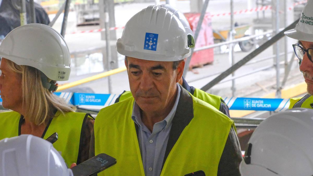 Román Rodríguez, el conselleiro de Educación, durante su visita al nuevo colegio de O Milladoiro.