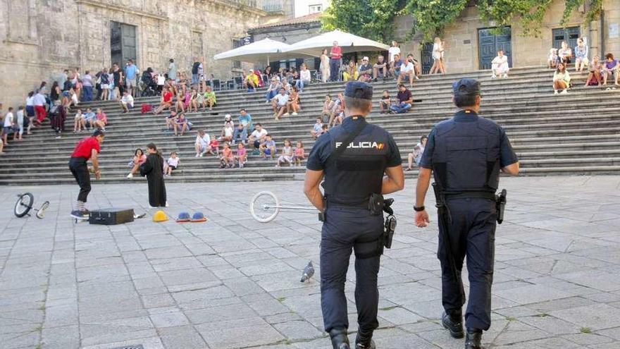 Dos agentes de Policía, en la Praza da Quintana de Santiago. // Xoán Álvarez