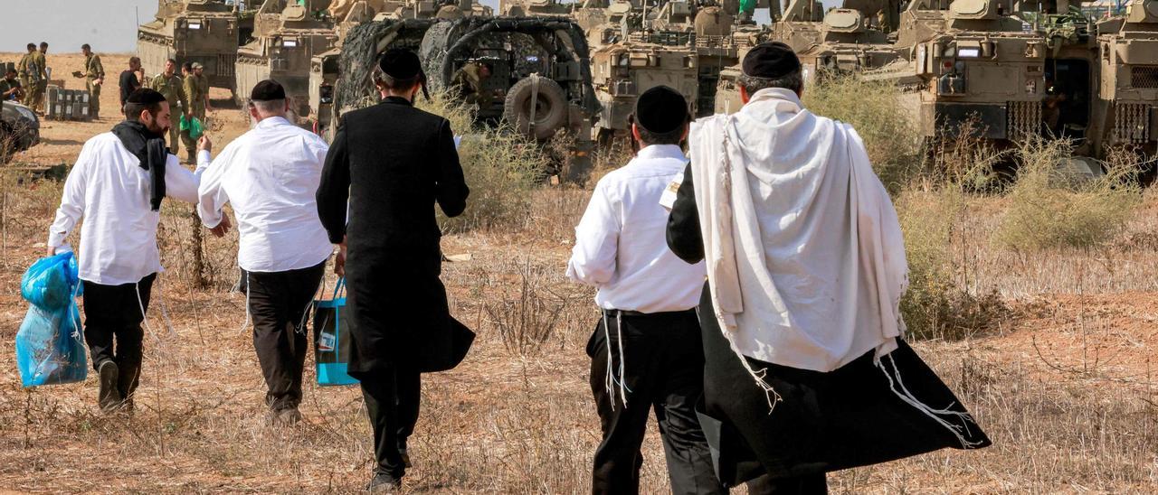 Un grupo de judíos ultraortodoxos visitan a soldados israelíes en la frontera con Gaza, el pasado 11 de octubre.