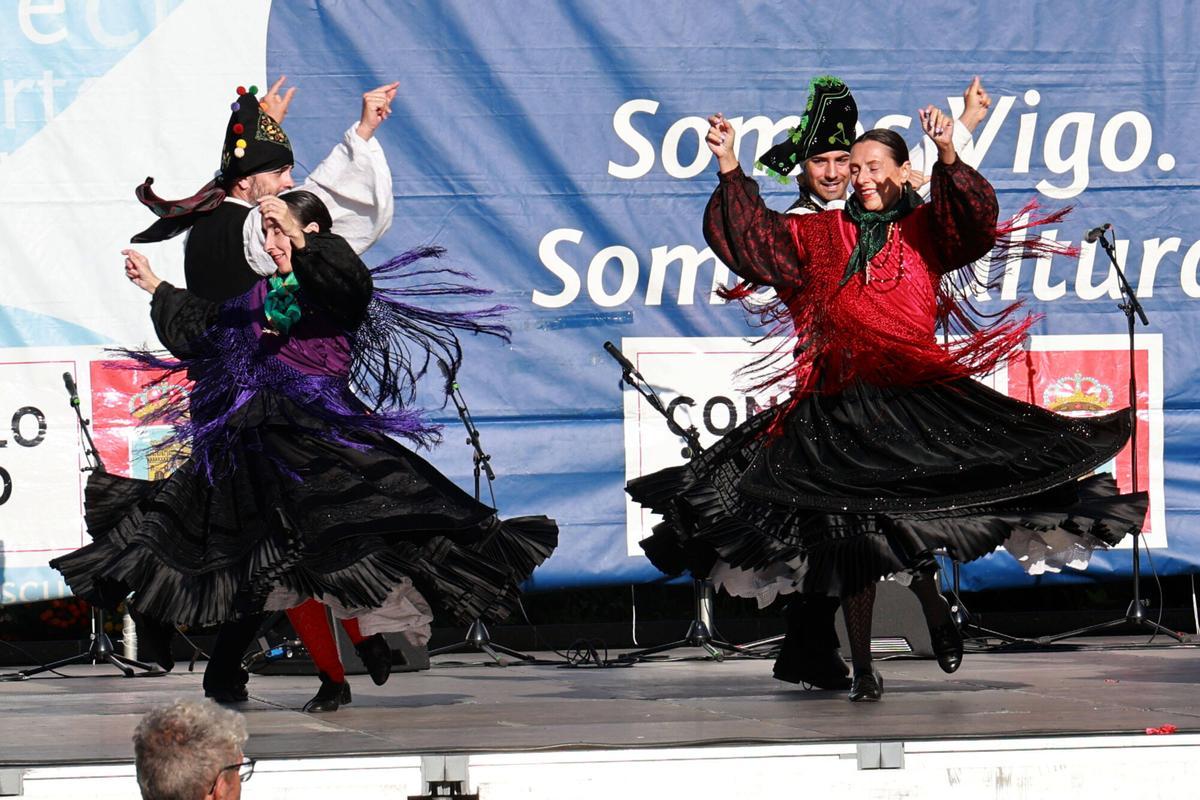 Vigo. Festival folclórico en la Puerta del Sol