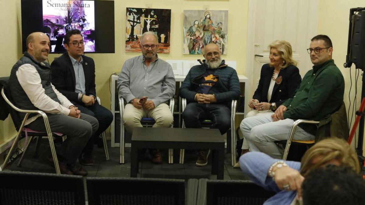 Por la izquierda, Iván Álvarez, Nicolás García, Francisco Zarracina, Ricardo Pérez, Corín Astariz y Carlos Mora, antes de la tertulia. | Ricardo Solís