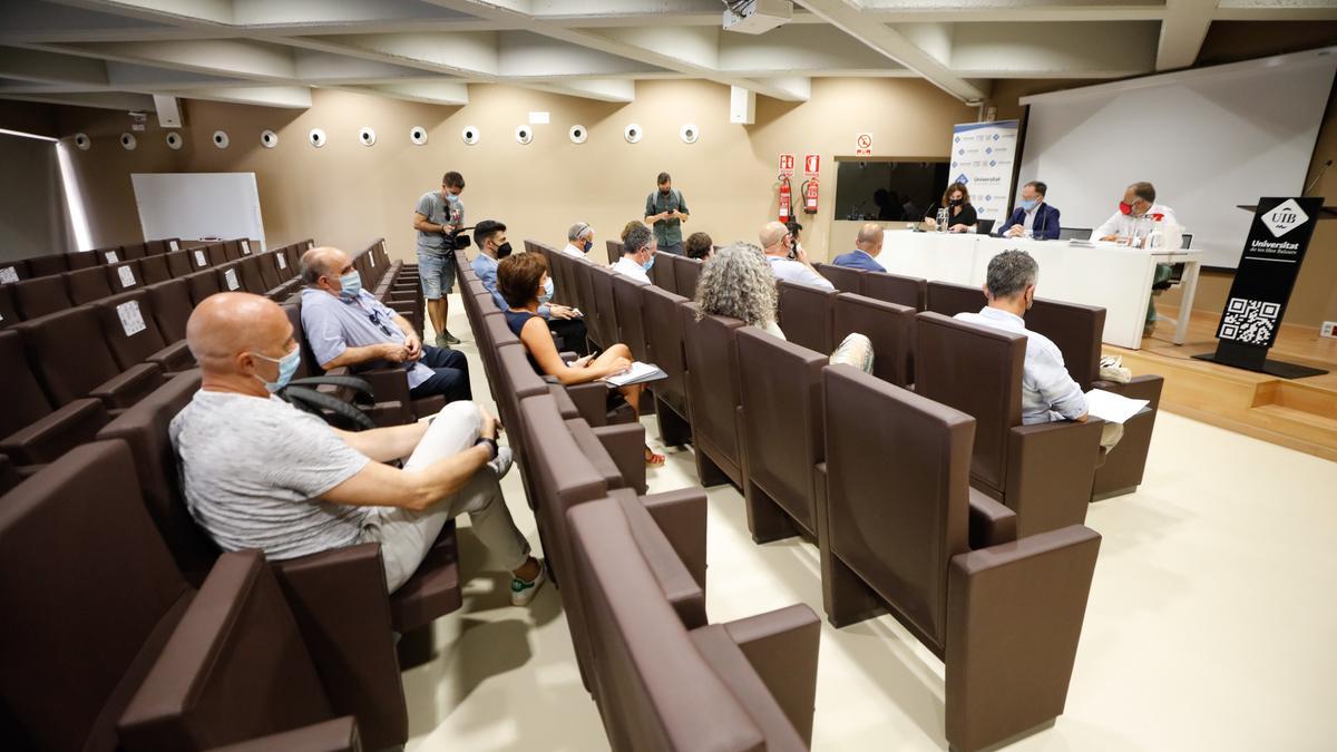 Un momento de la reunión entre representantes del Govern y los agentes económicos de Eivissa y Formentera.