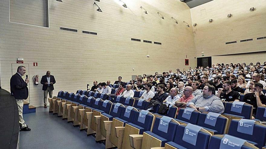 Guillem Boscana se dirige al auditorio antes de la proyección del documental.