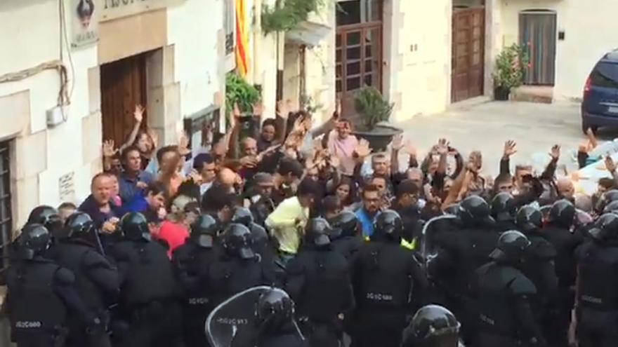 Imatge de la càrrega policial contra els veïns d&#039;Aiguaviva.