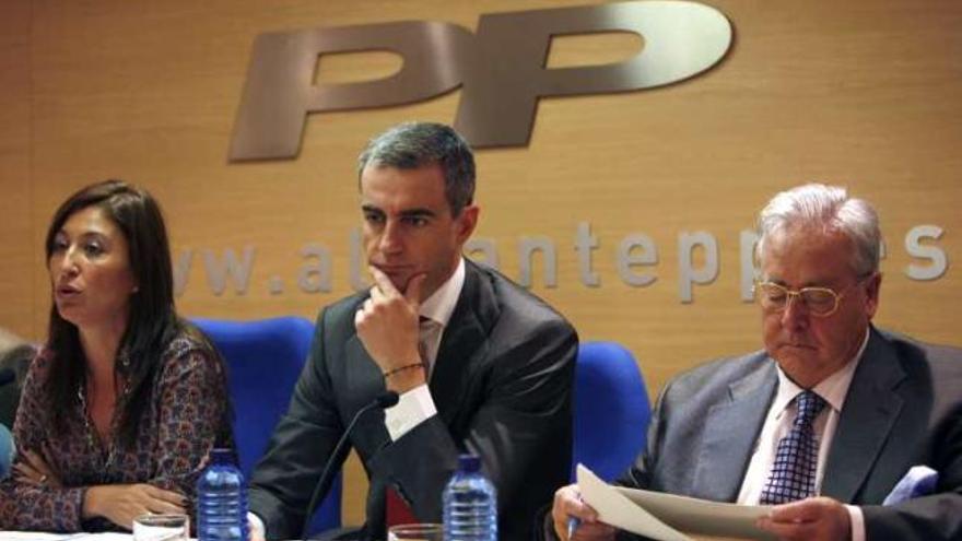Lorente, Costa y Alperi, ayer en la sede del PP.